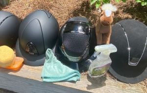 limpieza de un casco de equitación